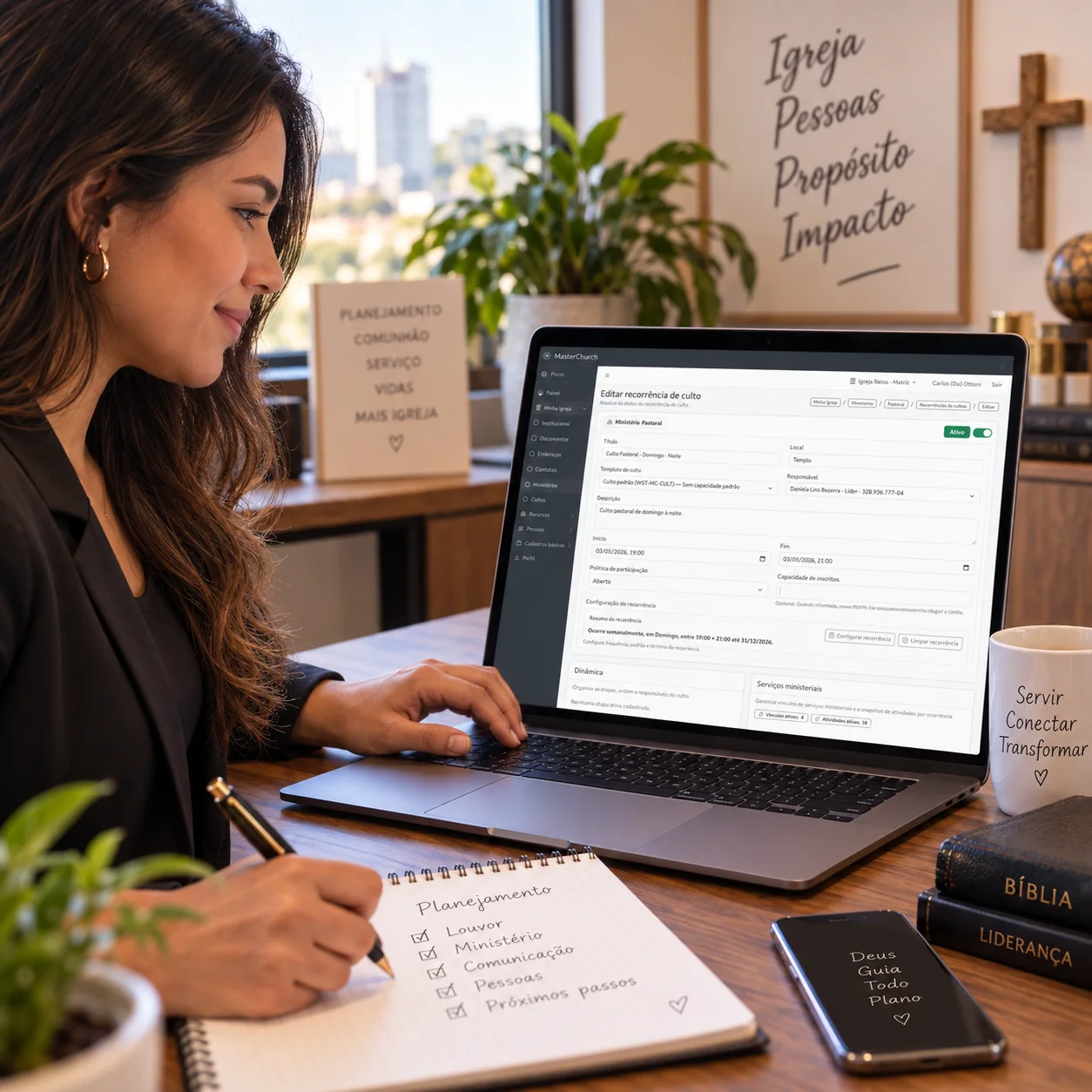 Pessoa planejando atividades da igreja em um notebook, em imagem ilustrativa.